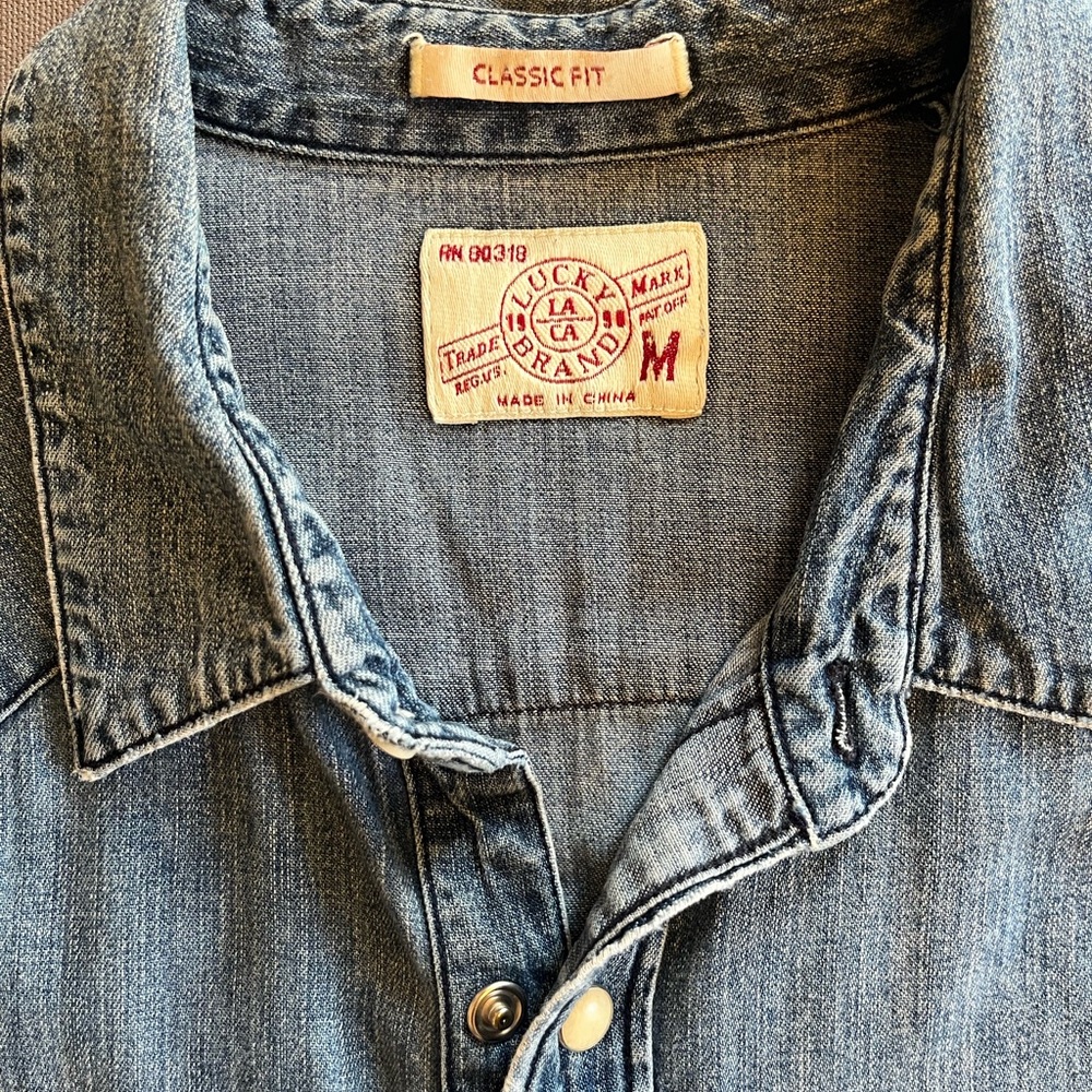 Lucky Brand Men’s Classic Fit Denim Shirt L/S Collared Shirt Size Medium - Picture 2 of 10